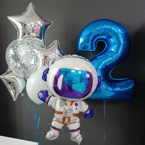 Композиция из гелиевых шаров с космонавтом на 2 года