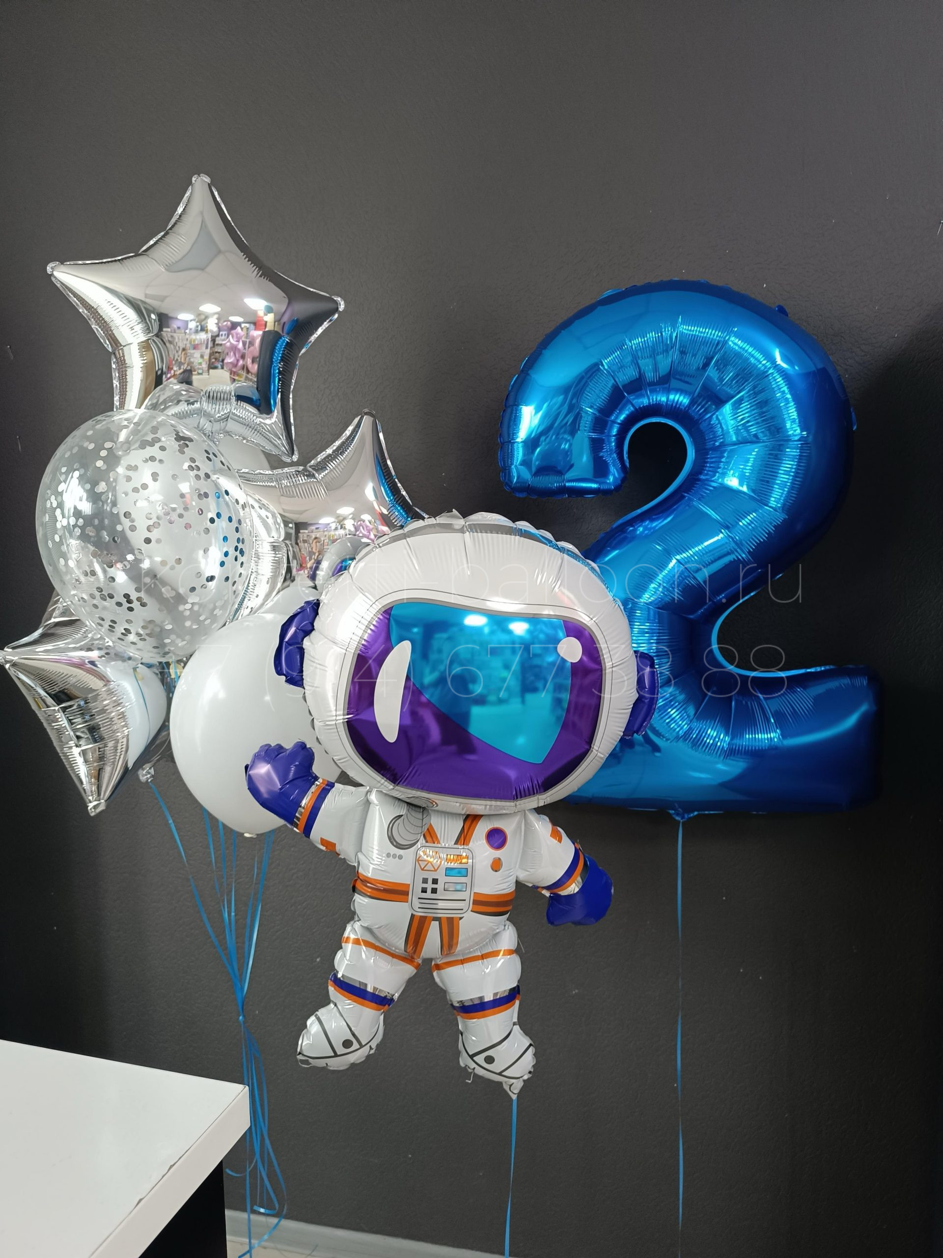 Композиция из гелиевых шаров с космонавтом на 2 года