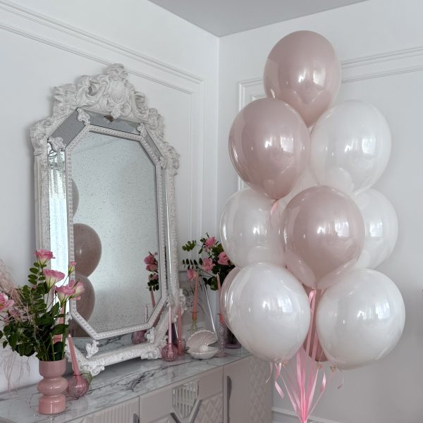 Композиция из гелиевых шаров в стеклянной технике