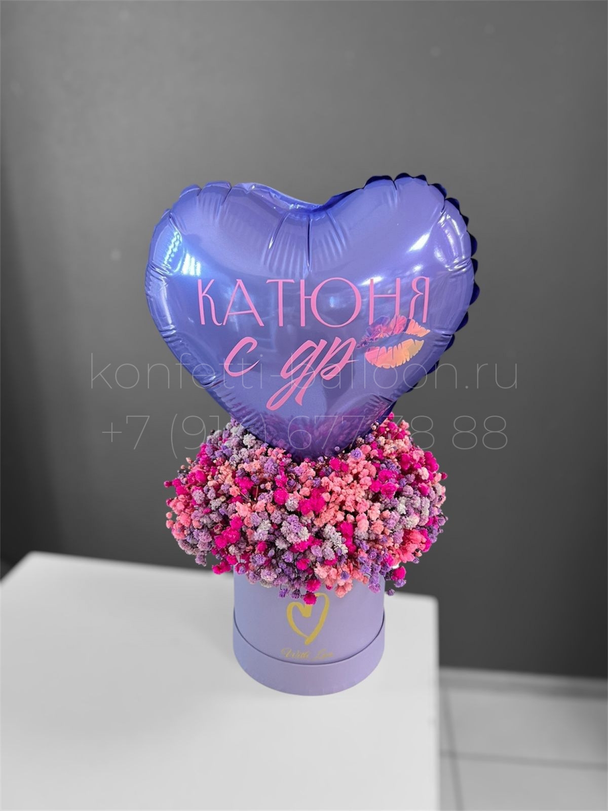 Мини бокс с гипсофилой и мини сердцем для девушки