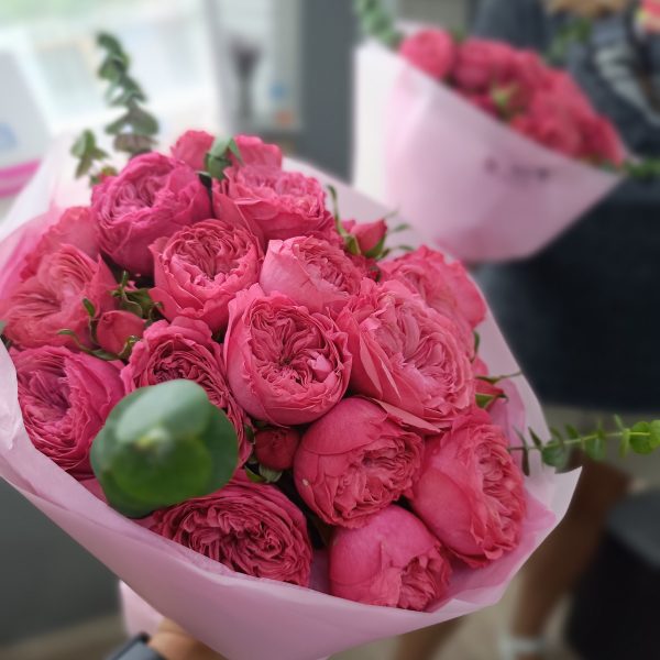 Букет цветов из кустовой розы с зеленью