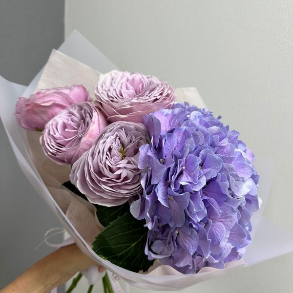 Букет цветов из гортензии и пионовидных роз Пионкисс