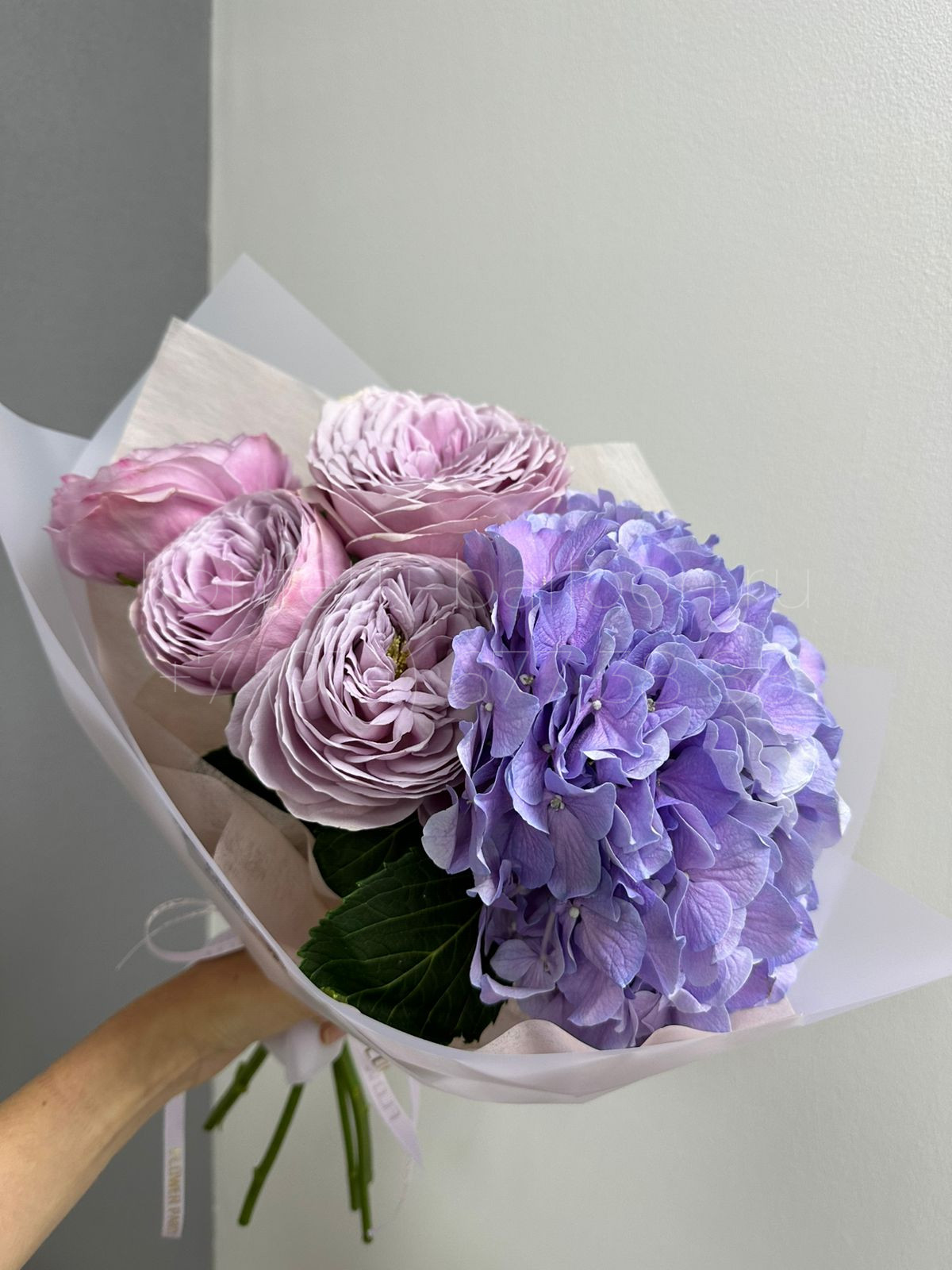 Букет цветов из гортензии и пионовидных роз Пионкисс