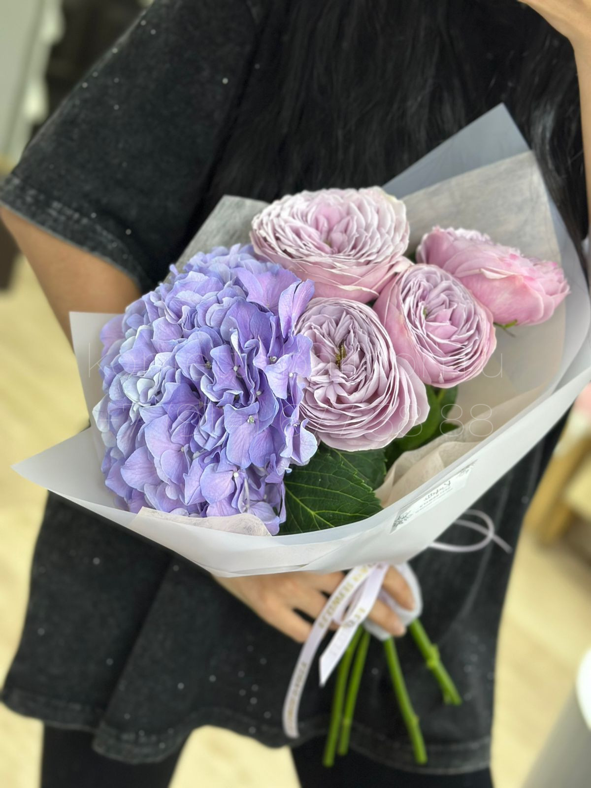 Букет цветов из гортензии и пионовидных роз Пионкисс