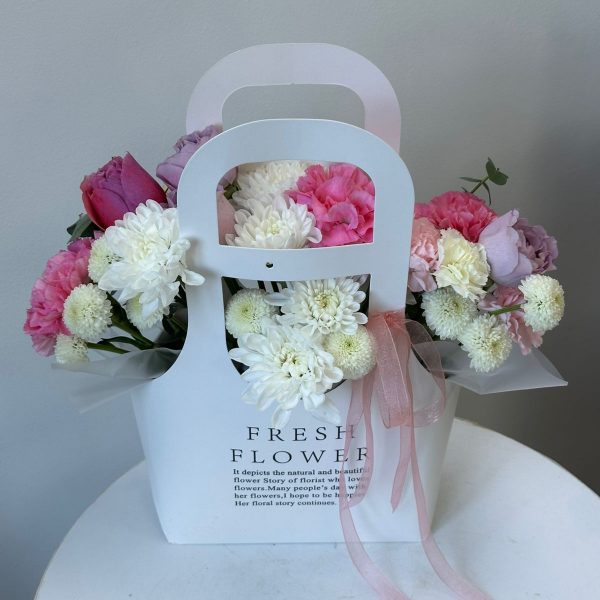 Бокс с миксом цветов в коробке сумочке