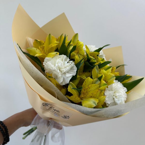 Букет цветов из альстромерии и диантусов
