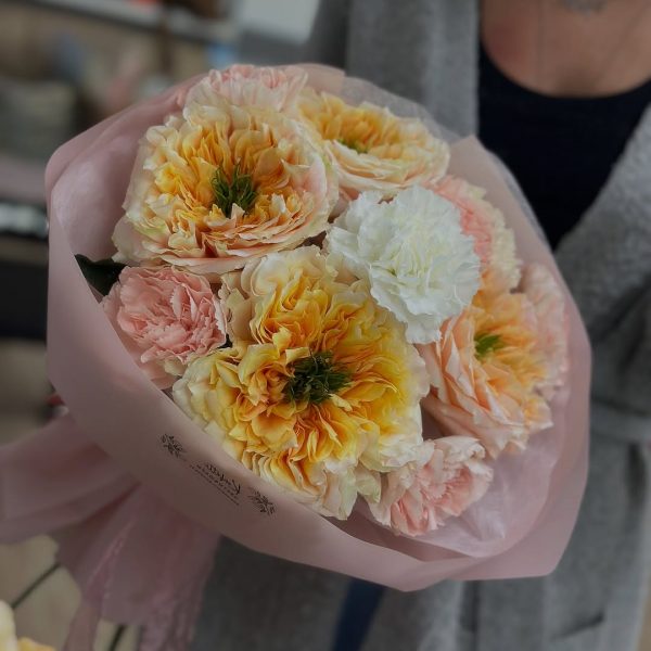 Букет цветов из розы Мелон и диантусов