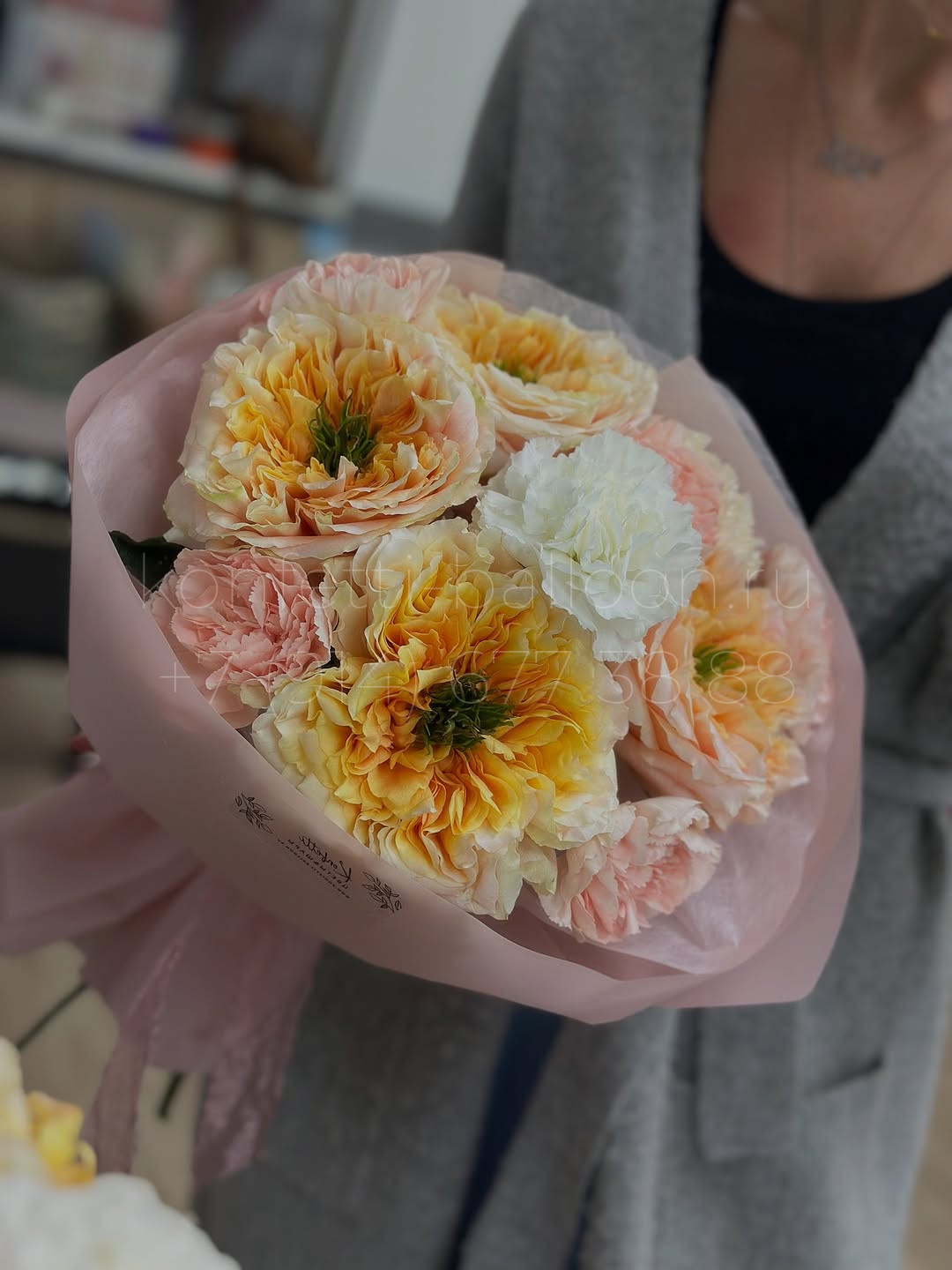 Букет цветов из розы Мелон и диантусов