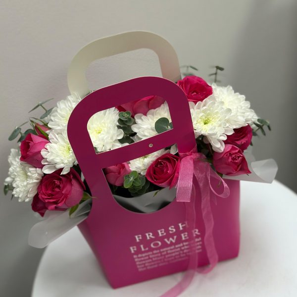 Бокс с миксом цветов в коробке сумочке