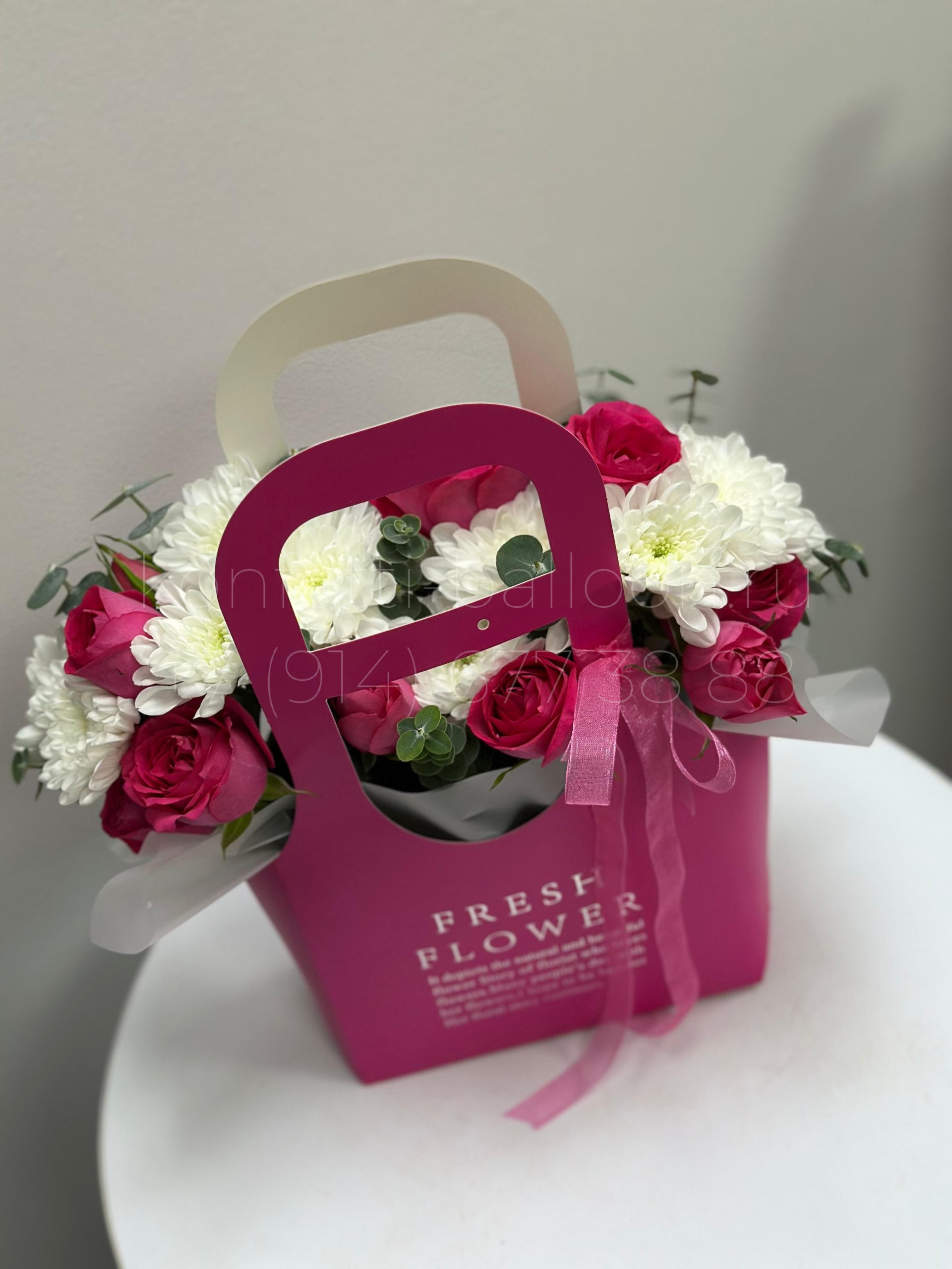 Бокс с миксом цветов в коробке сумочке