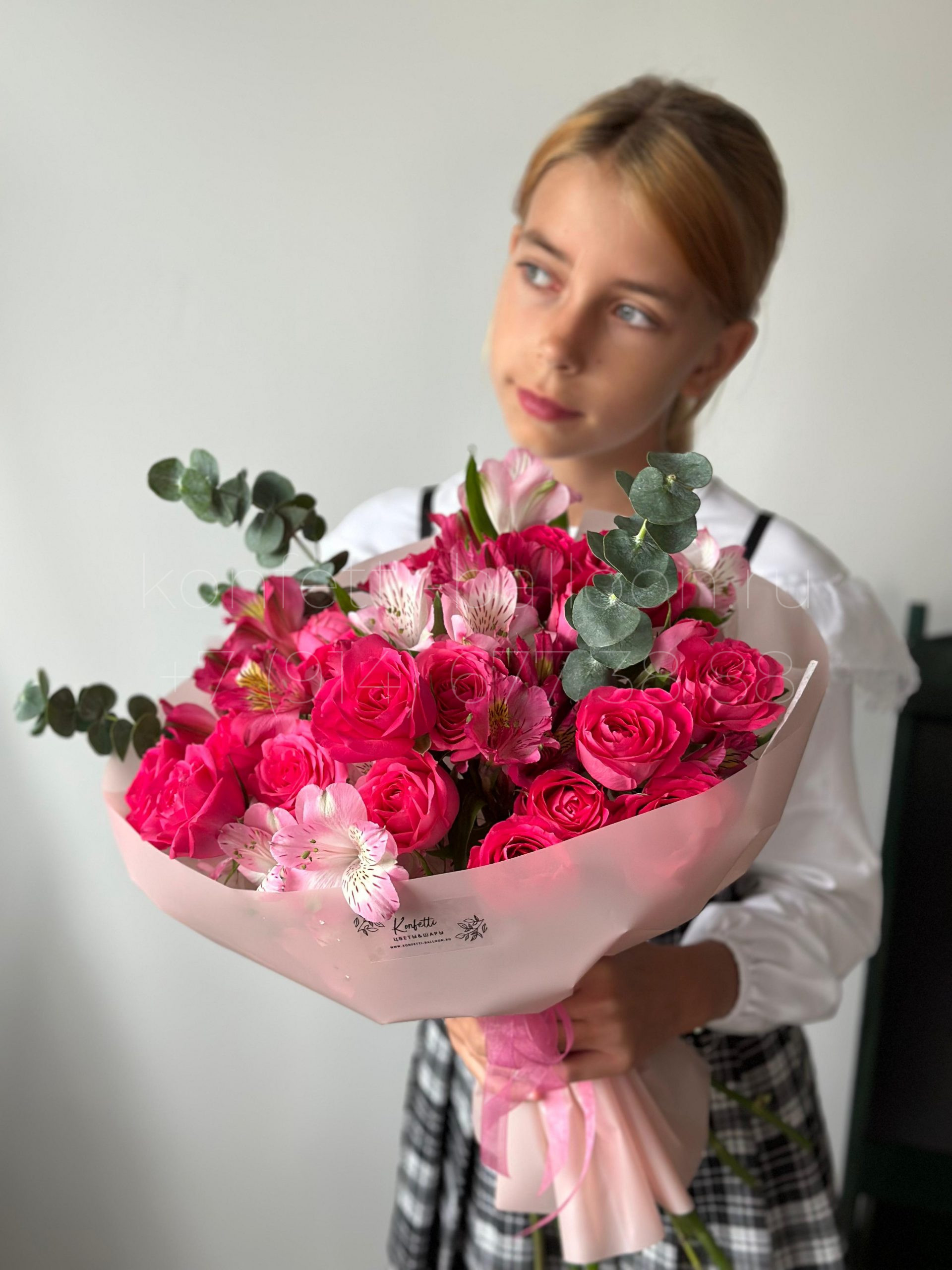 Букет цветов из кустовой розы и альстромерии