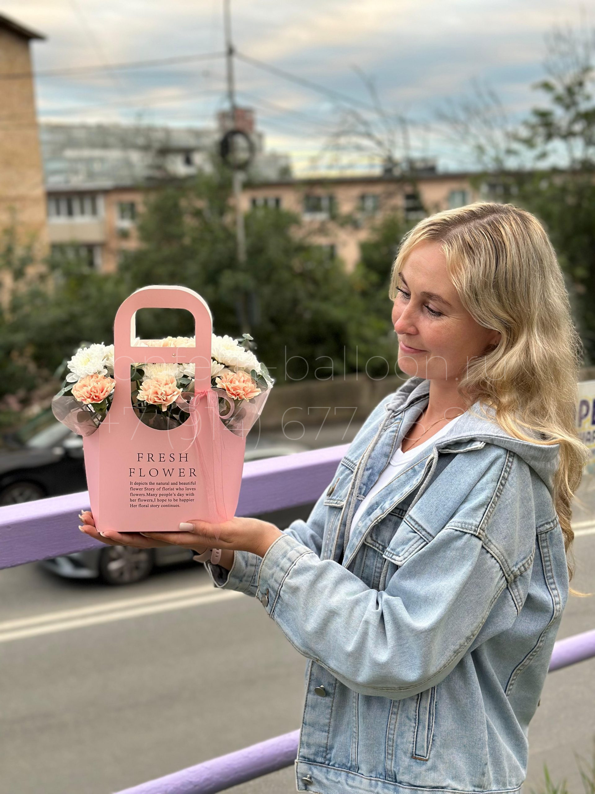 Бокс с миксом цветов в коробке сумочке