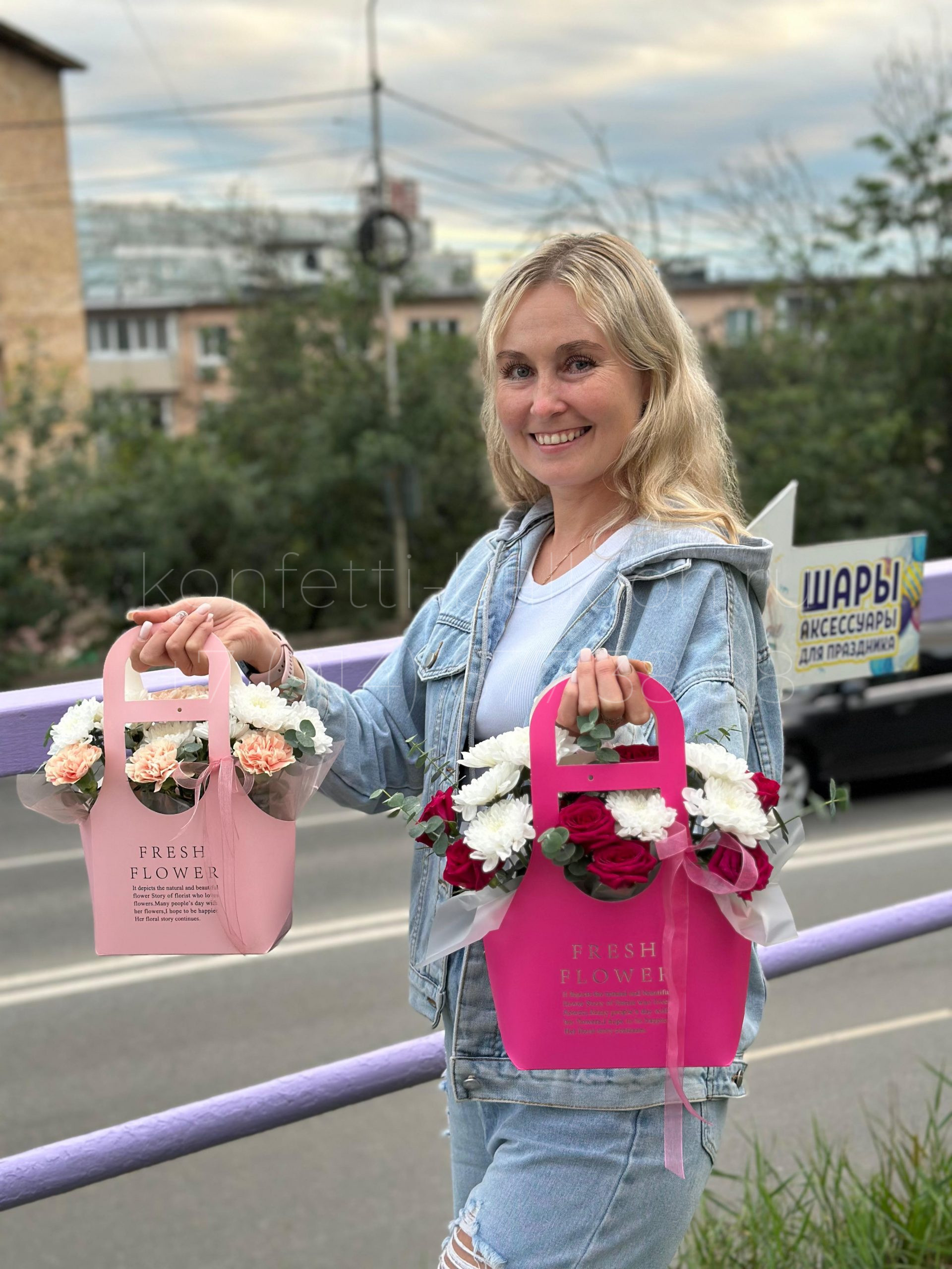 Бокс с миксом цветов в коробке сумочке