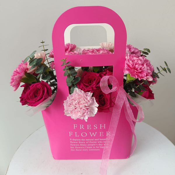 Бокс с миксом цветов в коробке сумочке