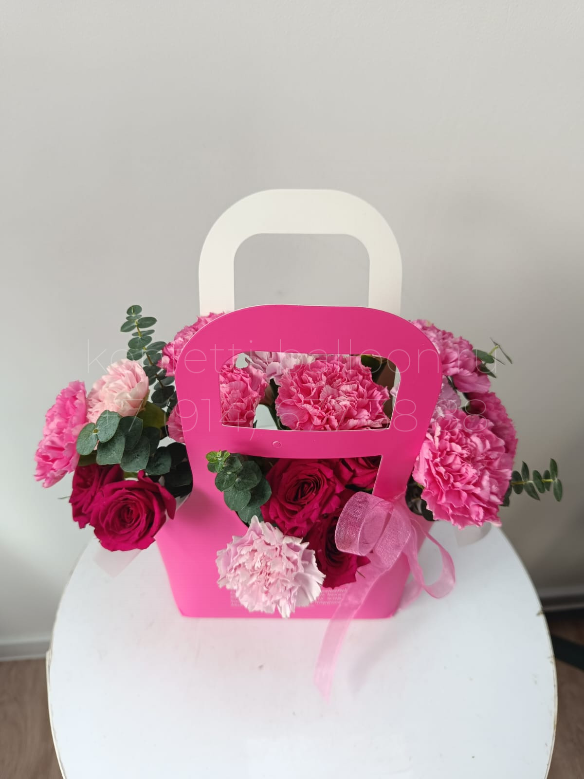 Бокс с миксом цветов в коробке сумочке