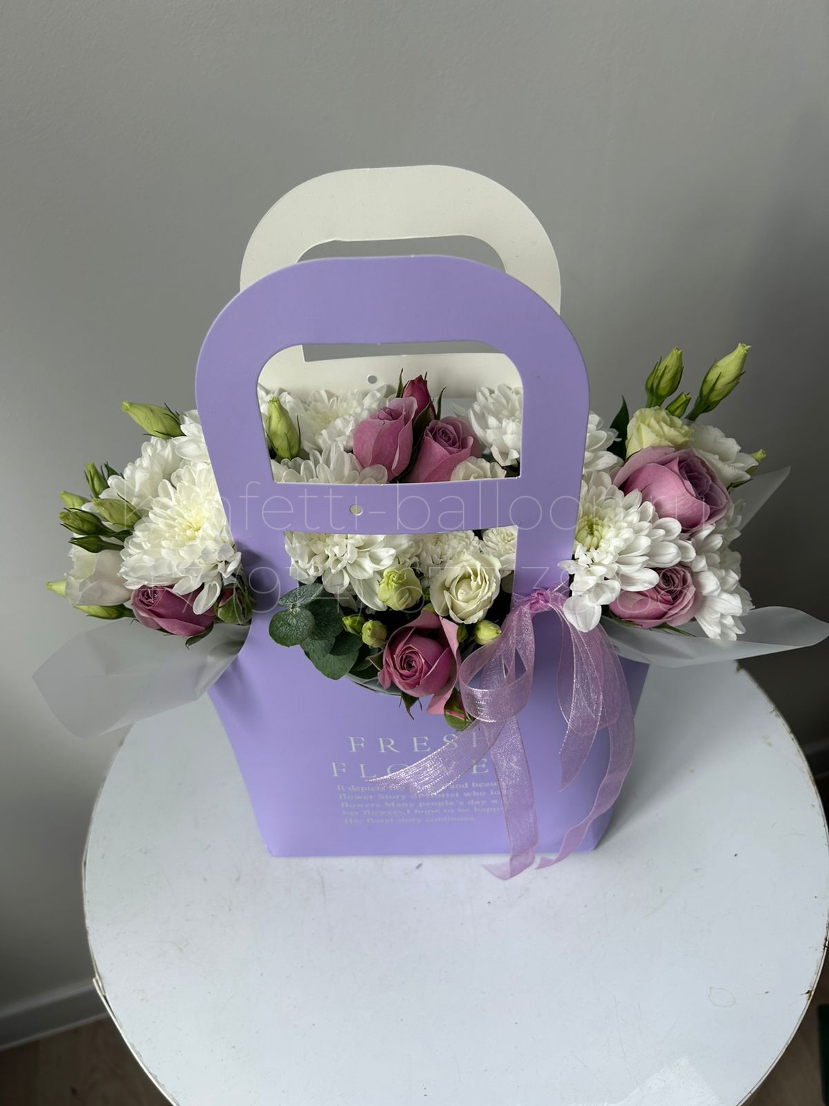 Бокс с миксом цветов в коробке сумочке