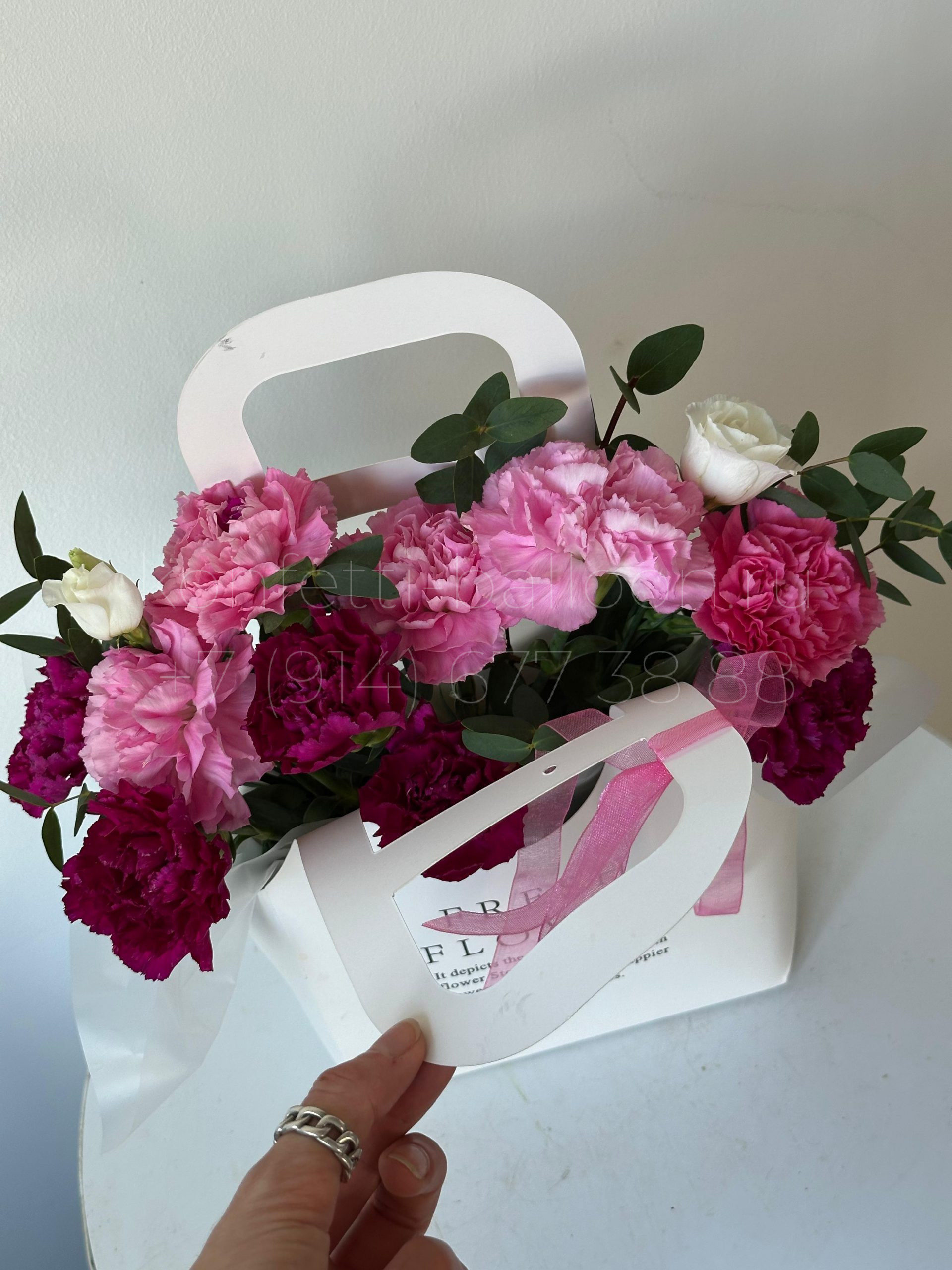 Бокс с миксом цветов в коробке сумочке