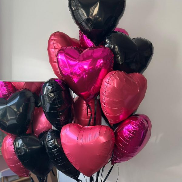Композиция из гелиевых фольгированных сердец