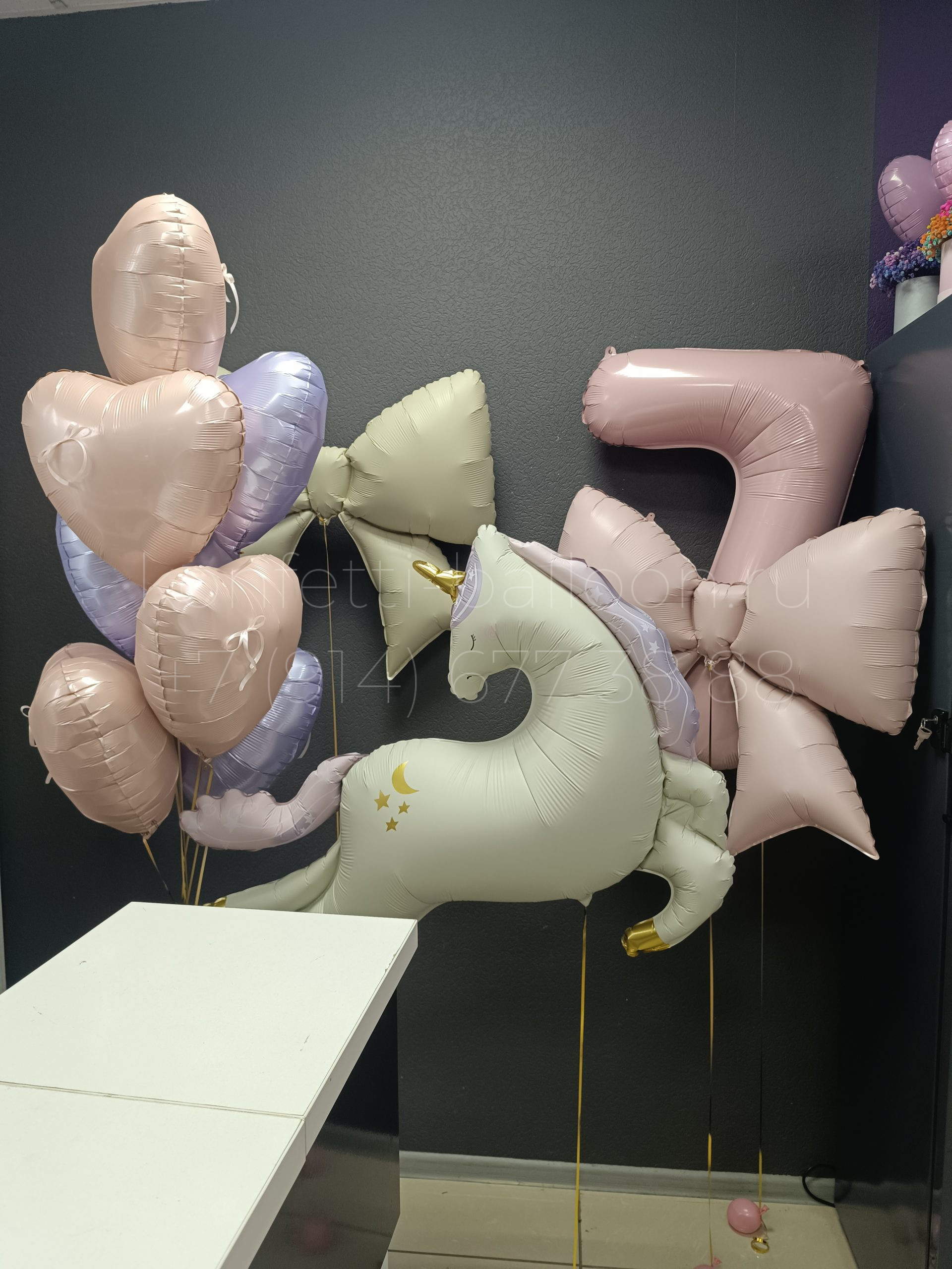 Композиция из гелиевых шаров с единорогом и бантиками