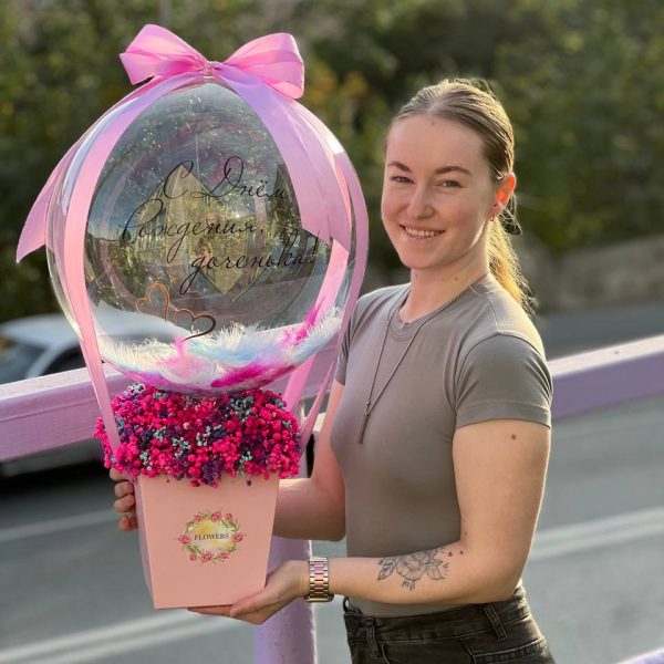 Бокс с гипсофилой и шаром Bubbles с перьями