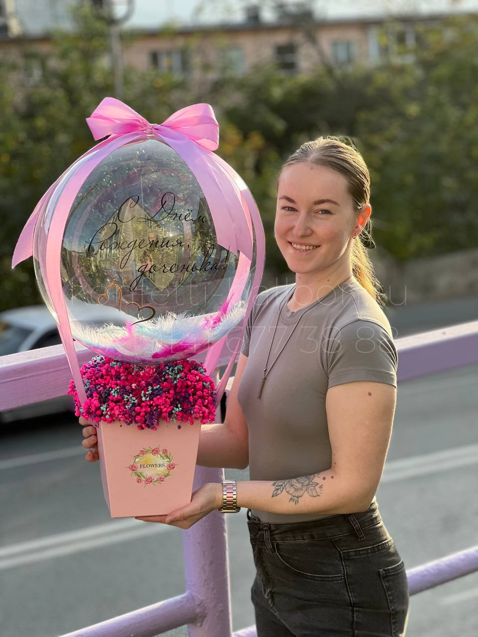 Бокс с гипсофилой и шаром Bubbles с перьями