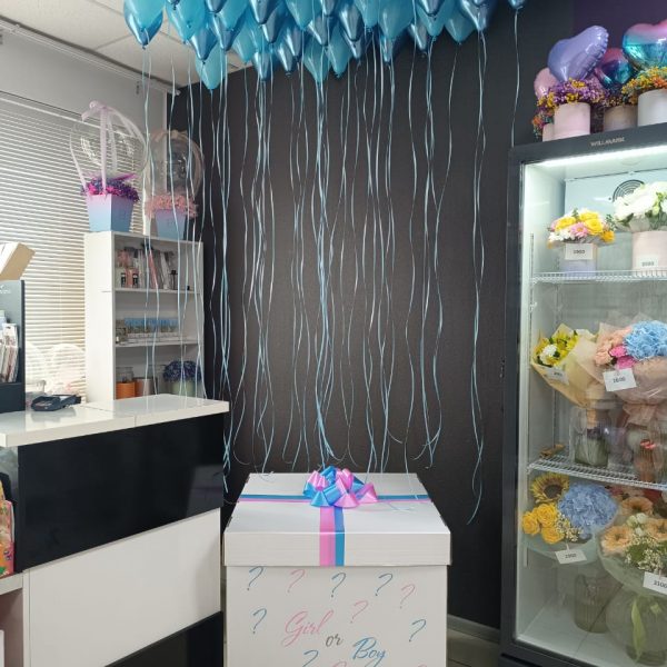 Коробка сюрприз на гендер пати с мини шарами