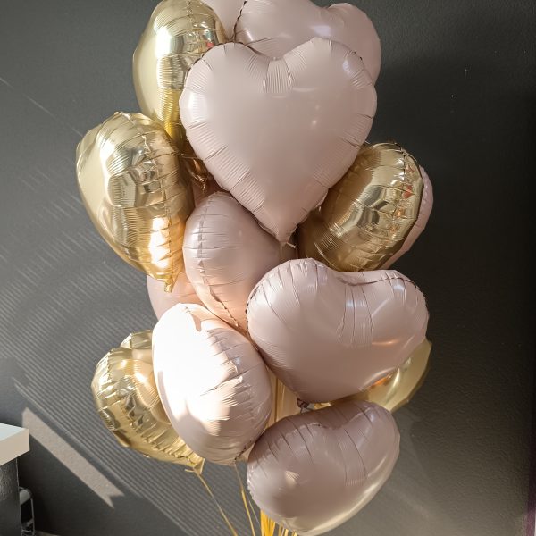 Композиция из гелиевых фольгированных сердец