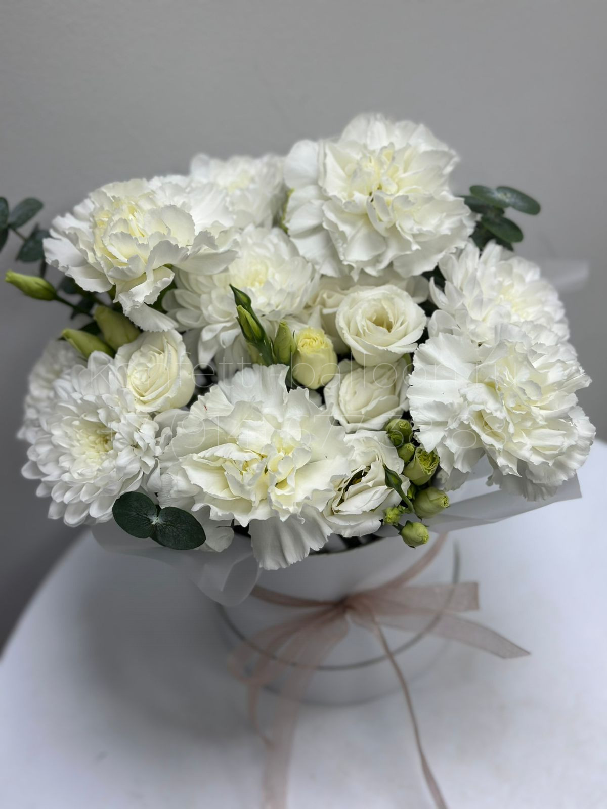 Средний бокс с нежным миксом цветов в коробочке