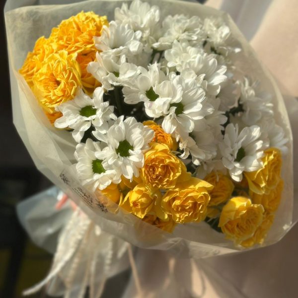 Букет цветов из кустовой розы и хризантемы