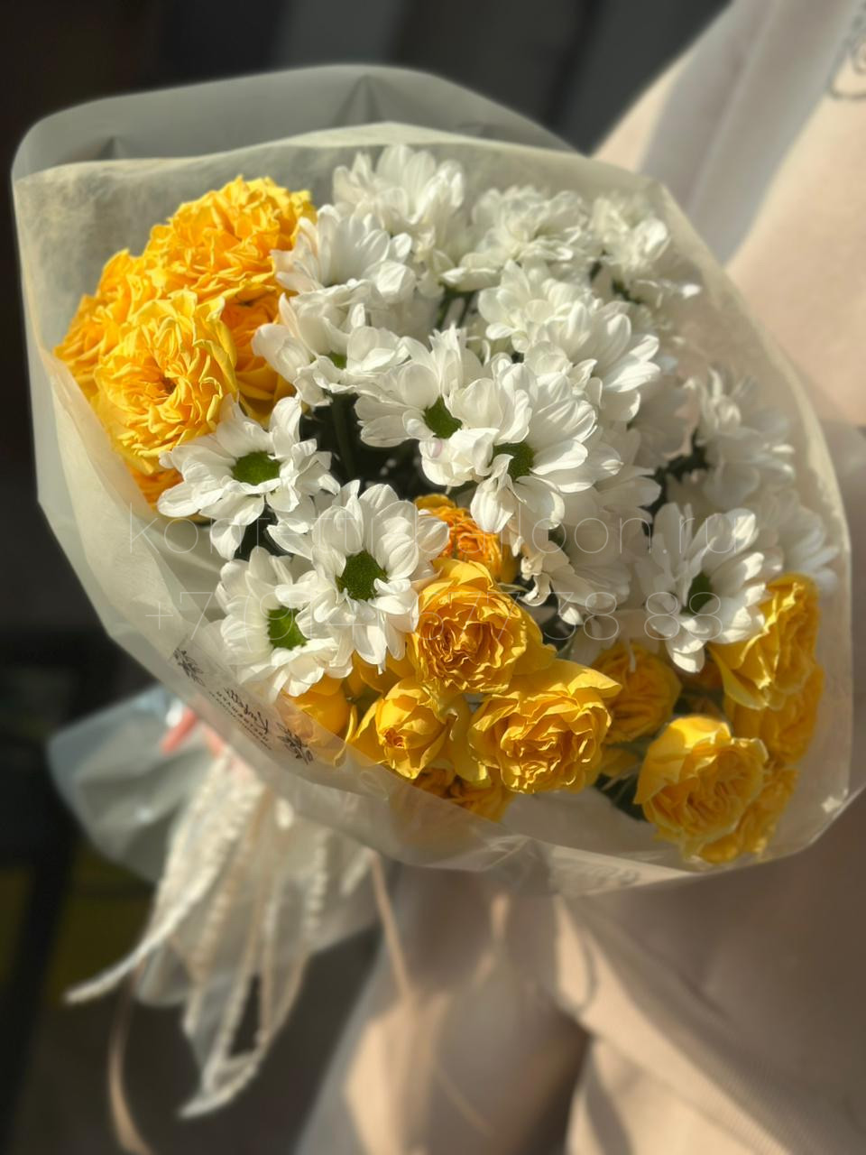 Букет цветов из кустовой розы и хризантемы