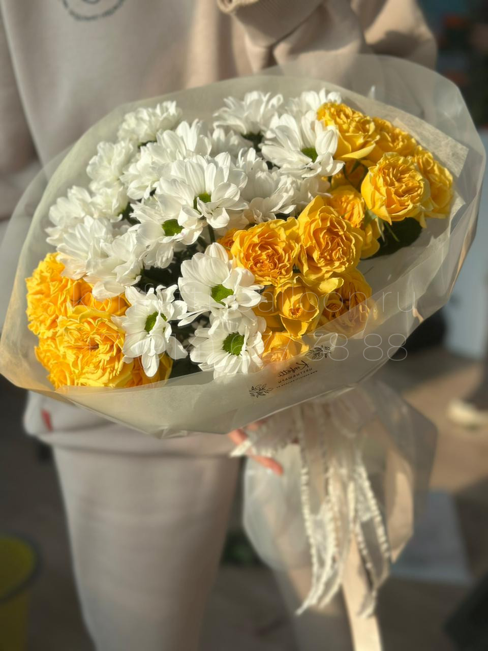 Букет цветов из кустовой розы и хризантемы