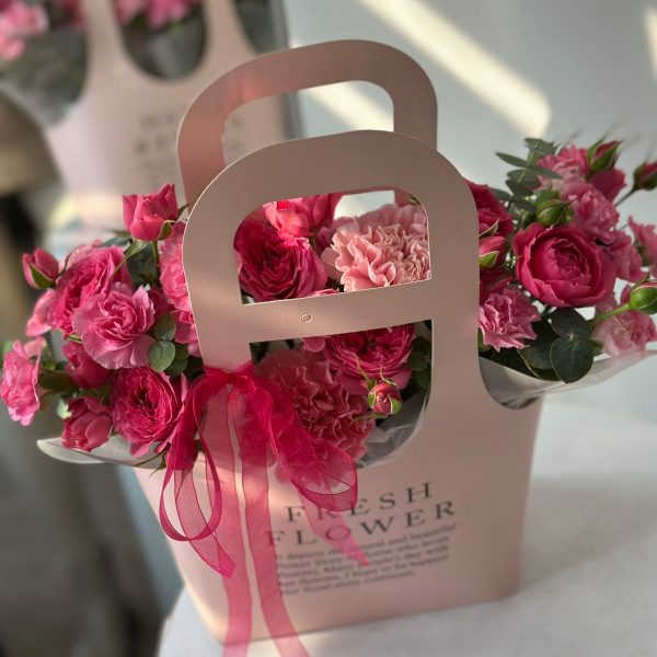 Бокс с миксом цветов в коробке сумочке