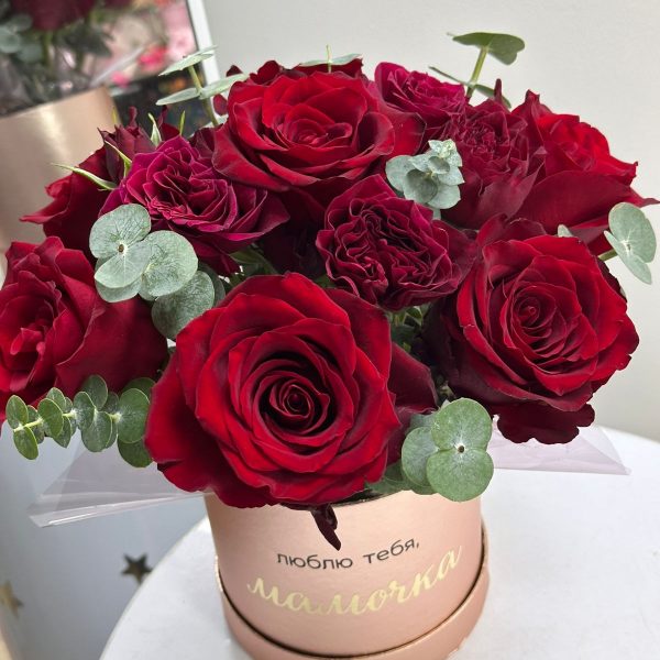 Средний бокс с розами в коробочке и надписью для мамы