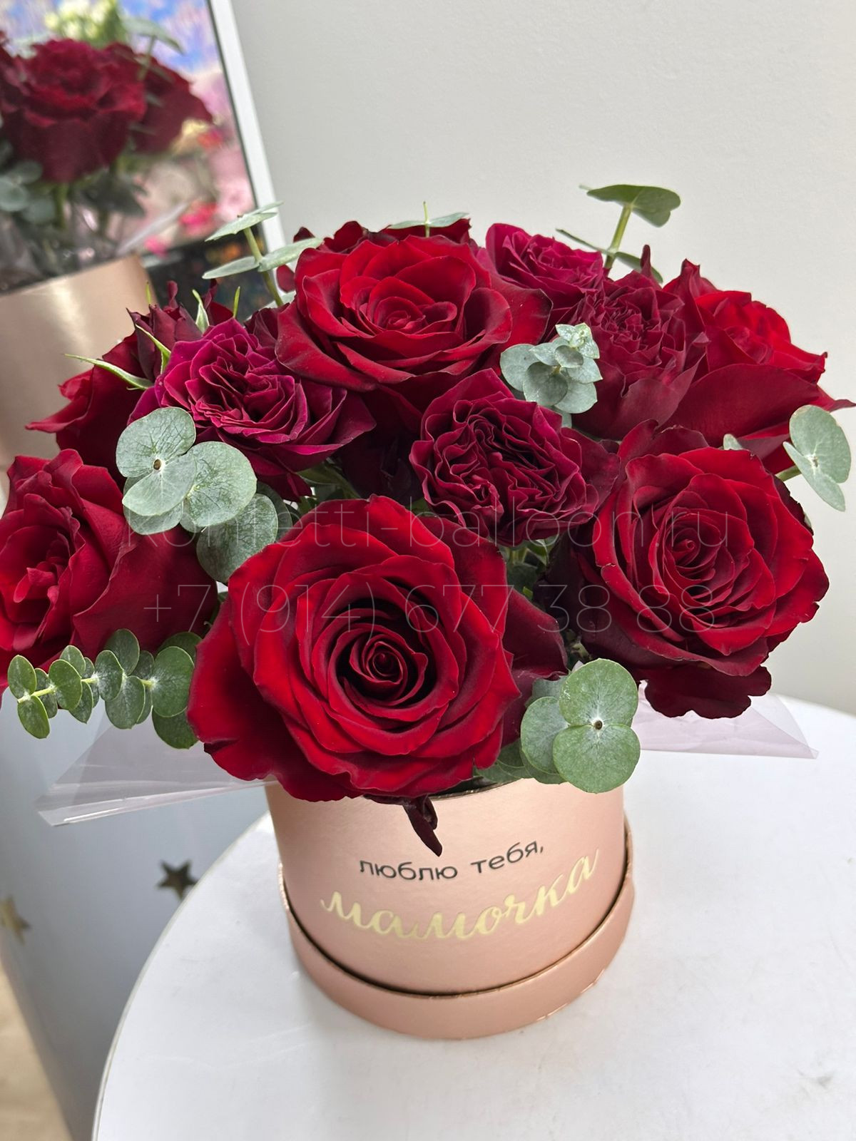 Средний бокс с розами в коробочке и надписью для мамы