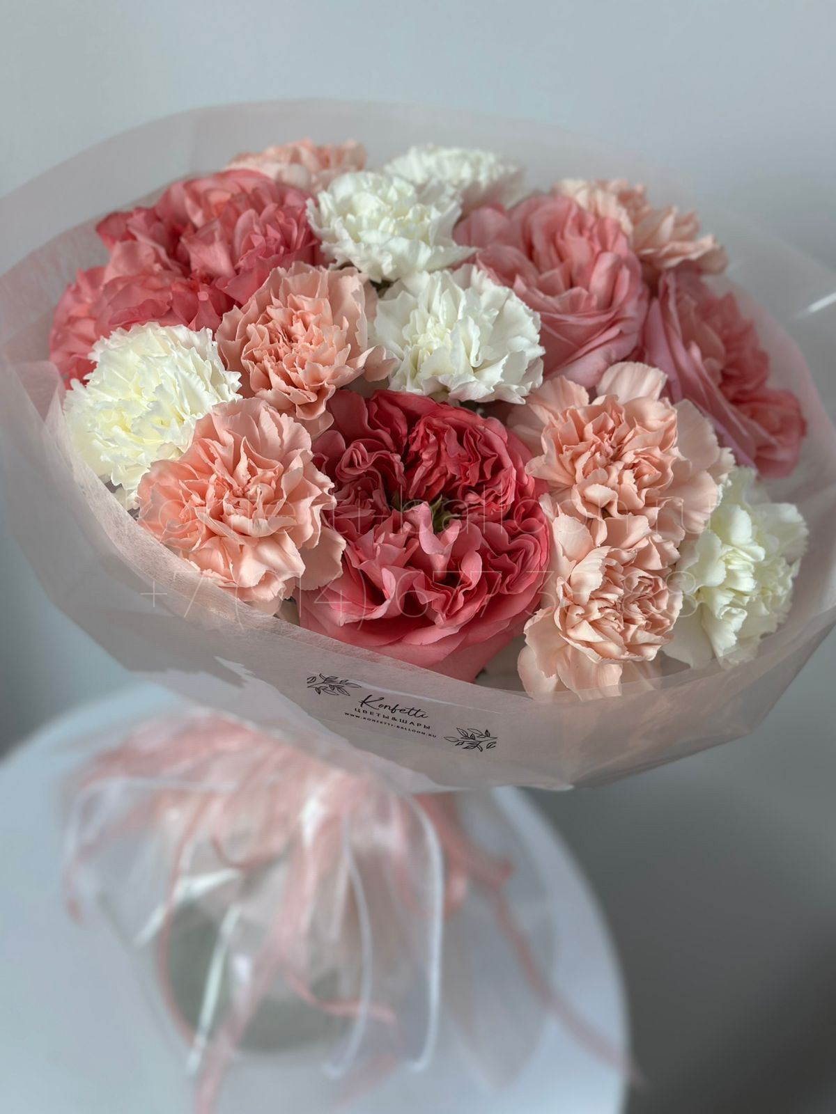 Букет цветов из пионовидной розы и диантусов