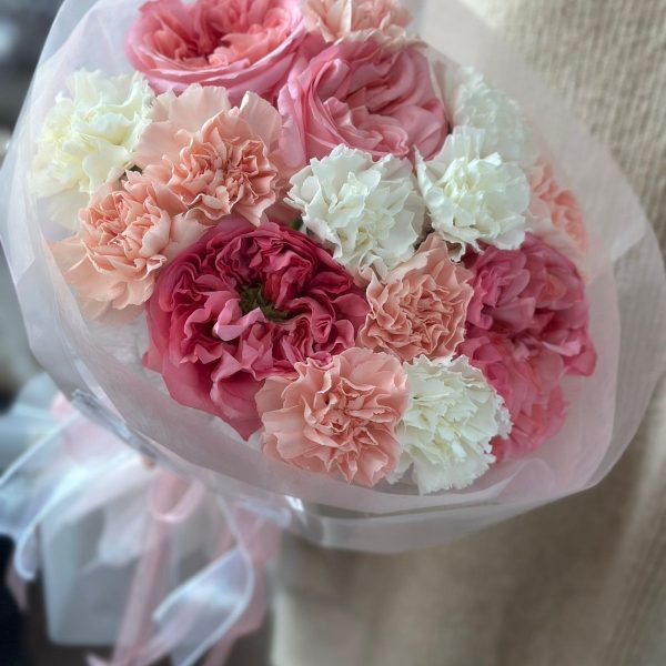 Букет цветов из пионовидной розы и диантусов