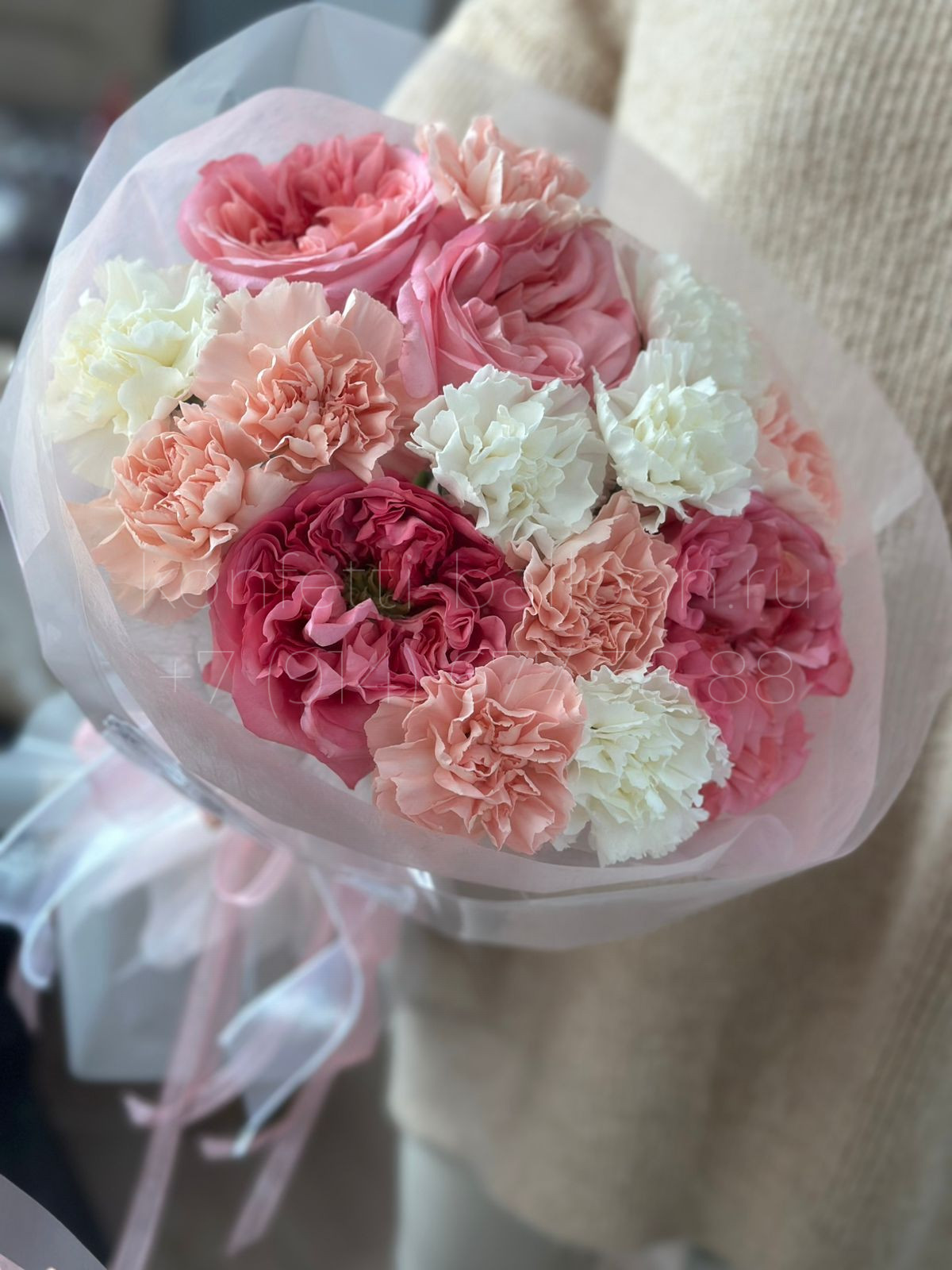 Букет цветов из пионовидной розы и диантусов