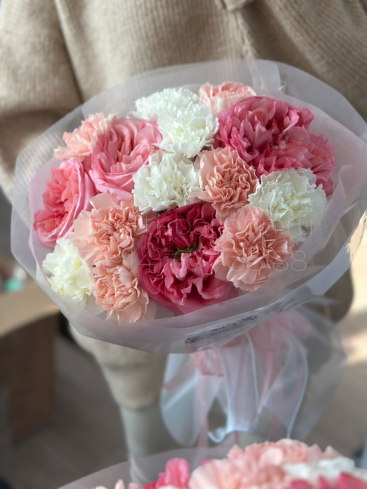 Букет цветов из пионовидной розы и диантусов