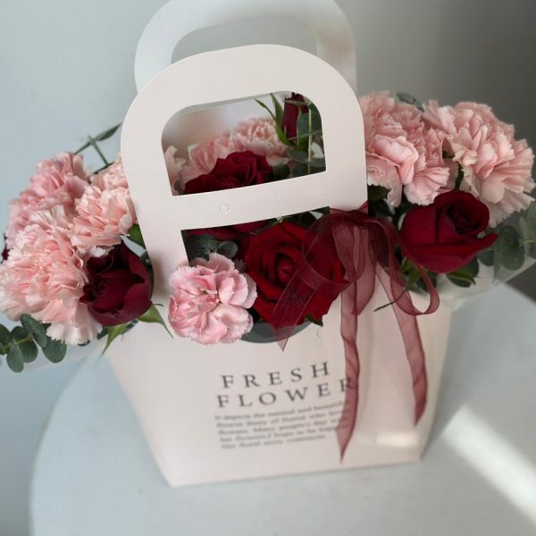 Бокс с миксом цветов в коробке сумочке