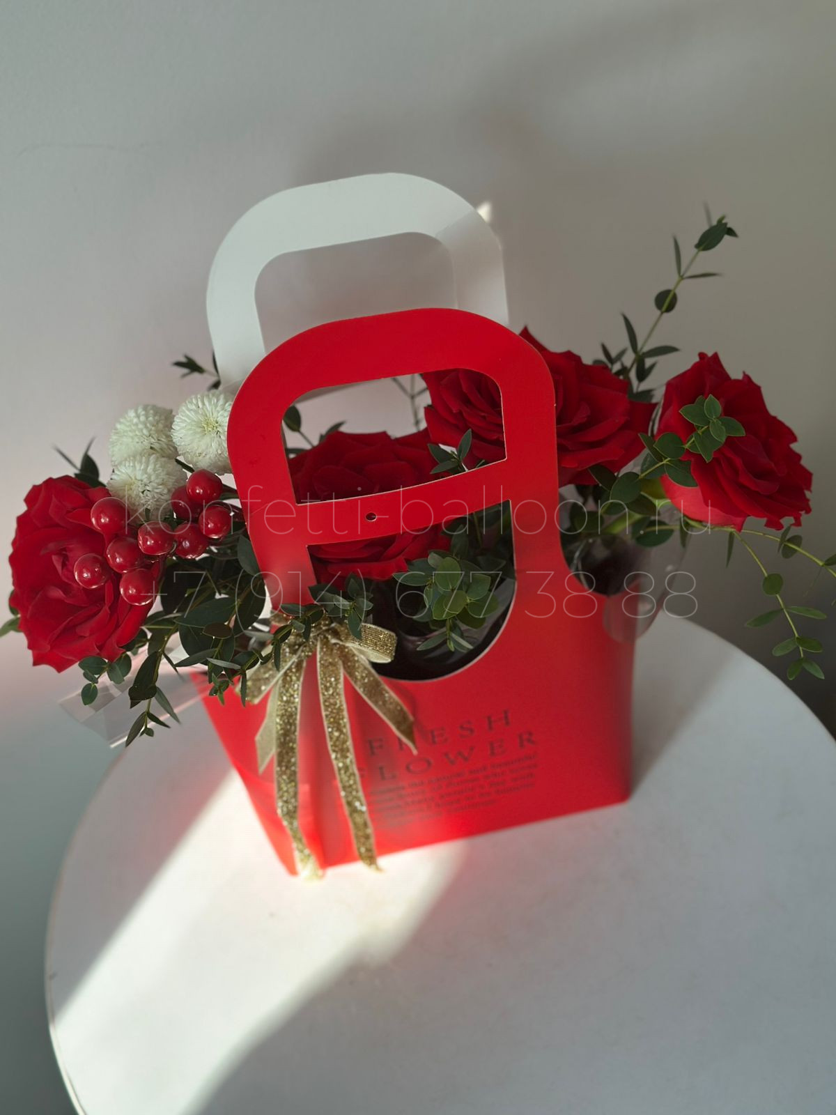 Бокс с миксом цветов в коробке сумочке