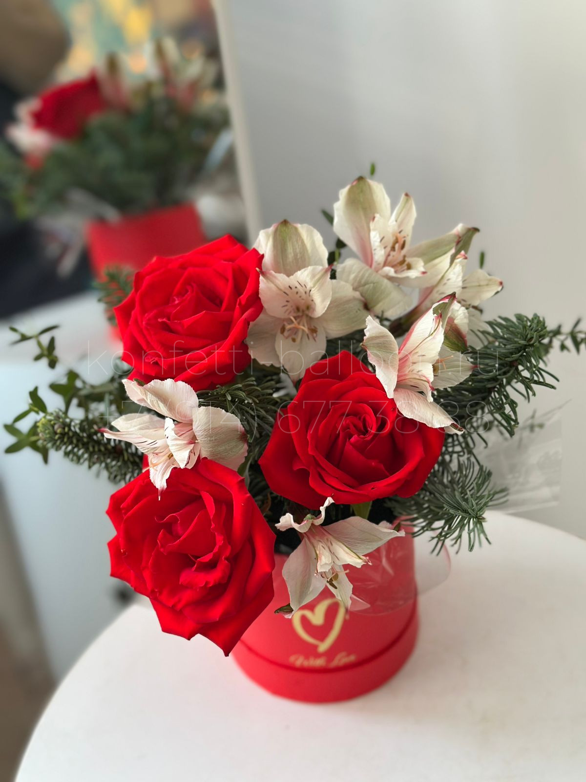 Мини бокс с миксом цветов и пихтой в коробочке