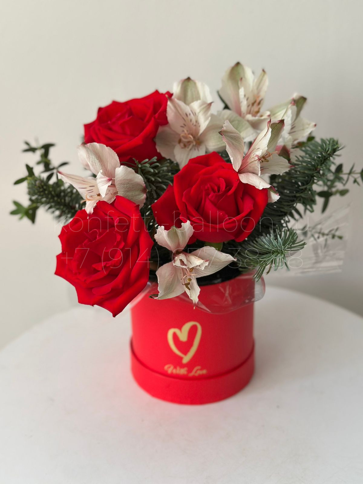 Мини бокс с миксом цветов и пихтой в коробочке