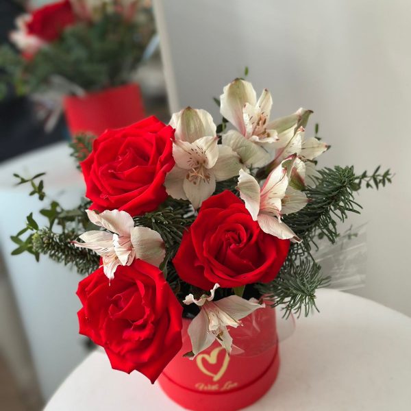 Мини бокс с миксом цветов и пихтой в коробочке