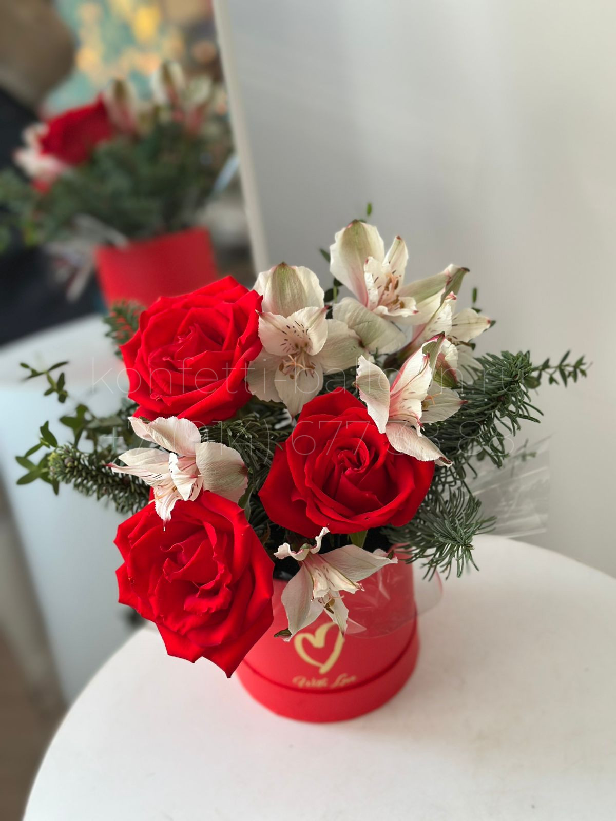 Мини бокс с миксом цветов и пихтой в коробочке