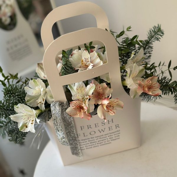 Бокс с миксом цветов и пихтой в коробке сумочке