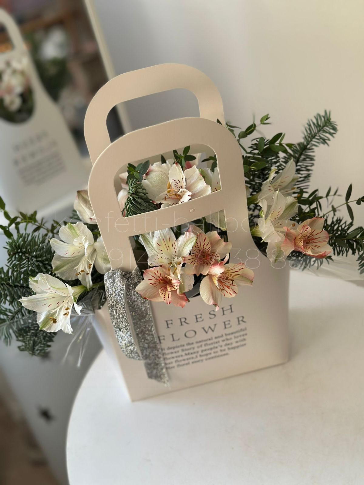 Бокс с миксом цветов и пихтой в коробке сумочке