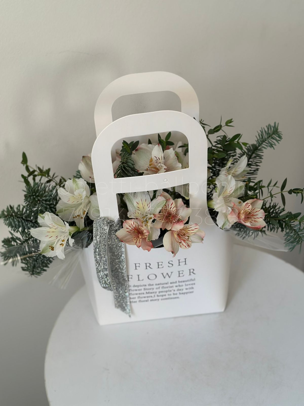 Бокс с миксом цветов и пихтой в коробке сумочке