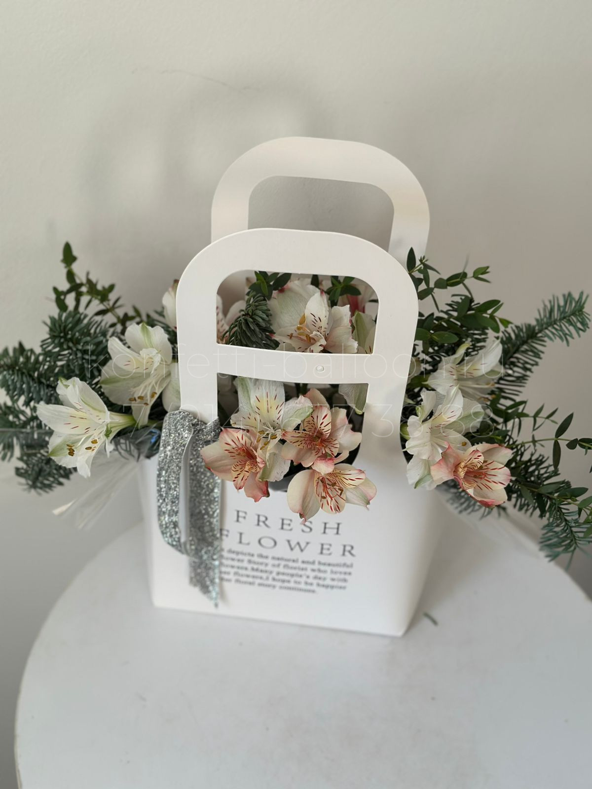 Бокс с миксом цветов и пихтой в коробке сумочке