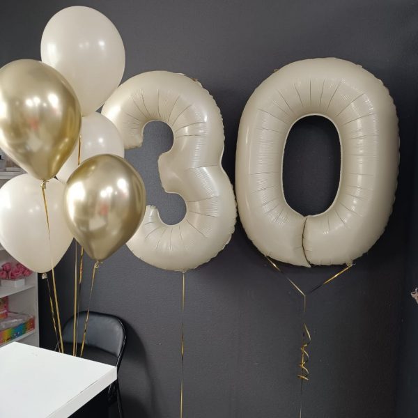 Композиция из гелиевых шаров на 30 лет для девушки
