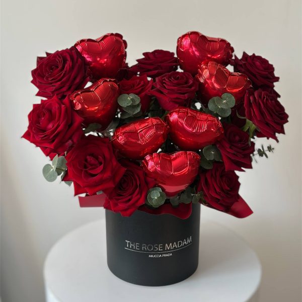 Бокс с розами и фольгированными сердечками